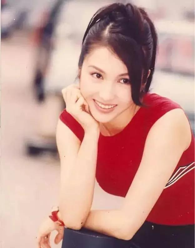 东方明珠下的香港，魅力与活力的交汇点